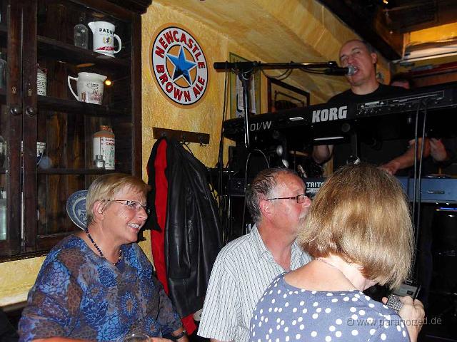 2011 Hands up at Kilians 026.jpg - Da wird schon mobil getwittert, oder vielleicht Facebook?